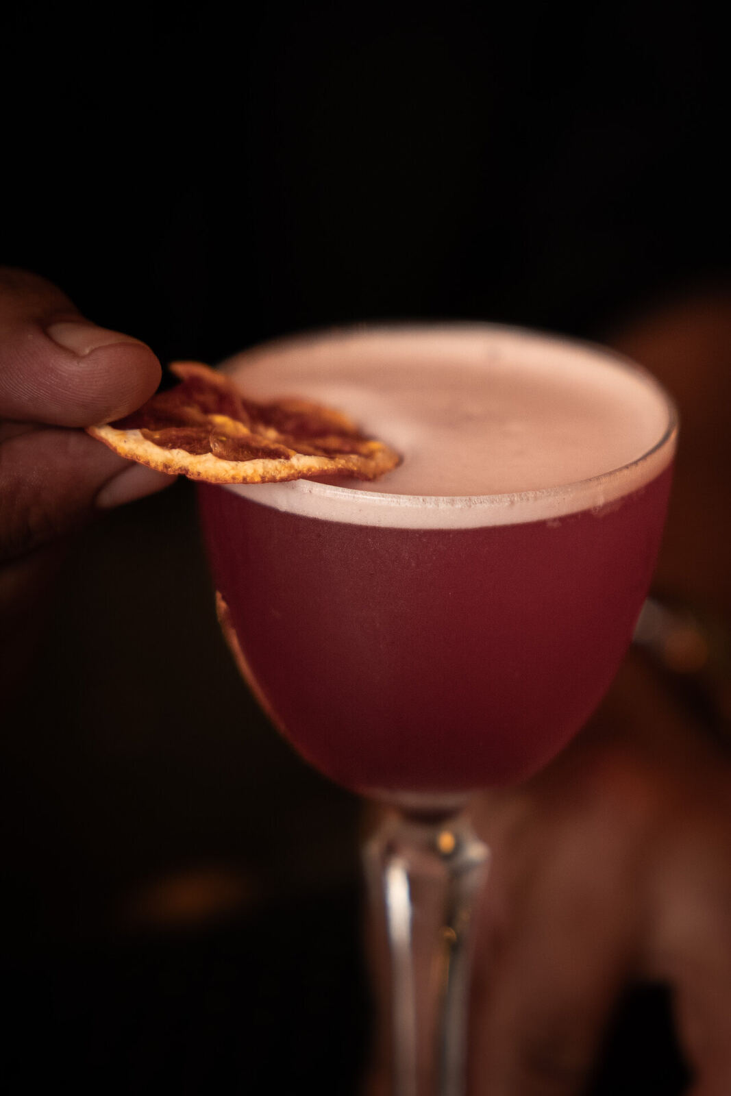 Cocktail signature con guarnizione croccante